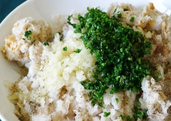 1. Этап. Рыбные тефтели: Размешиваем рыбный фарш, лук и зелень. Отжимаем хлеб и кладем его туда же. По вкусу добавляем соль и перец. Вбиваем яйцо. Фарш готов.