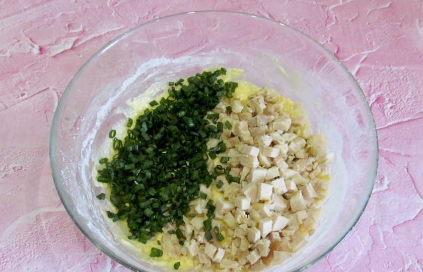 1. Этап. Вафли с курицей и зелёным луком: В получившееся тесто добавьте отваренную заранее в подсоленной воде куриную грудку, нарезанную кубиками, и нарезанный тонкими колечками зелёный лук.