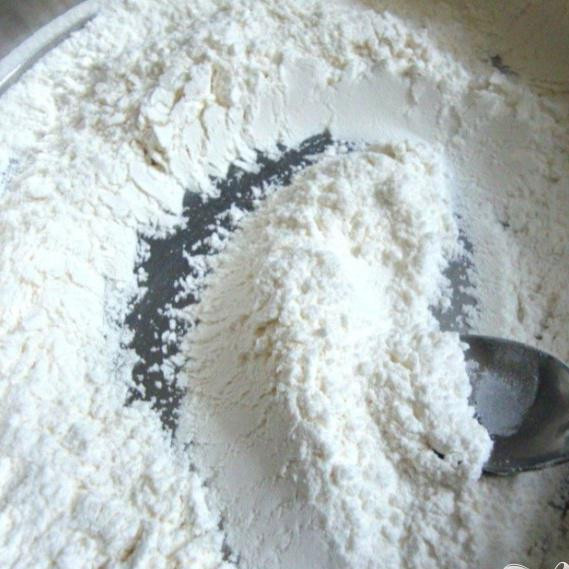 1. Этап. Банановые кексы в микроволновке: Смешайте муку, пищевую соду, соду для выпечки, отставьте в сторону.