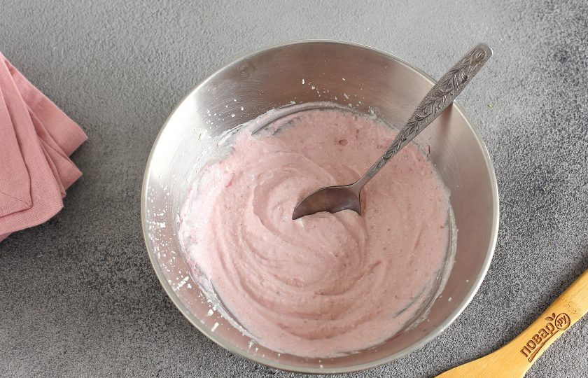 1. Этап. Блинный торт для диабетиков: Первым делом приготовим крем. Для этого соедините творог, сметану и перетертую малину. Вместо малины можно взять любое ягодное или фруктовое пюре. Добавьте сахарозаменитель по вкусу и измельчите все блендером до однородного состояния.