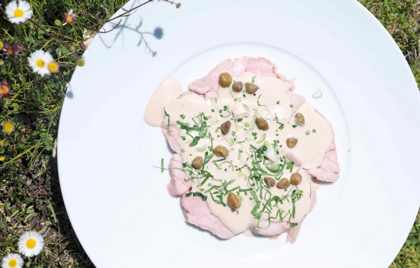 1. Этап. Телятина под соусом из тунца: Можете добавить к закуске зелень и каперсы, а можете есть так. Приятного аппетита!