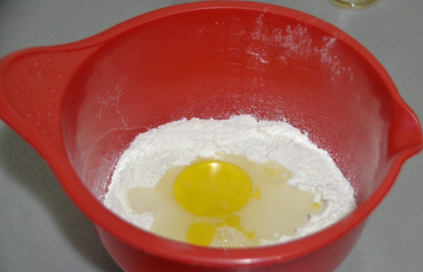 1. Этап. Греческая пита: Сделайте в муке углубление, влейте в него воду и оливковое масло.