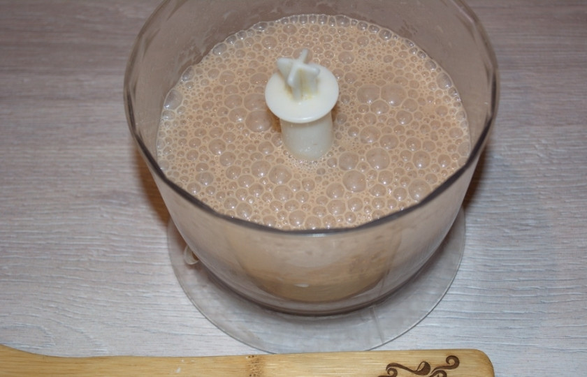 1. Этап. Бейлиз шоколадный: На высокой скорости взбейте все до однородности массы. Теперь влейте водку. Снова взбейте.