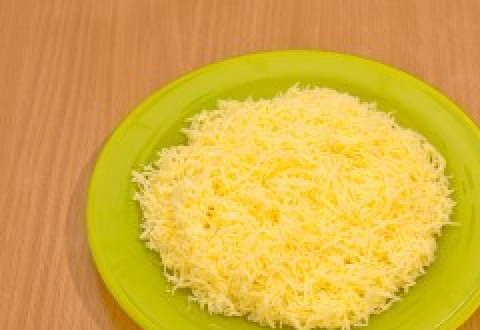 1. Этап. Салат в чипсах: 4. Натираем сыр на терке. Я обычно беру твердые сорта сыра.