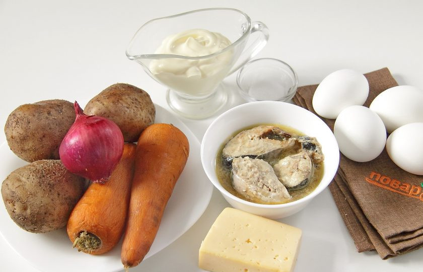 1. Этап. Мимоза на Новый год в виде свинки: Подготовьте все ингредиенты. Отварите заранее яйца, морковь и картофель в мундире.