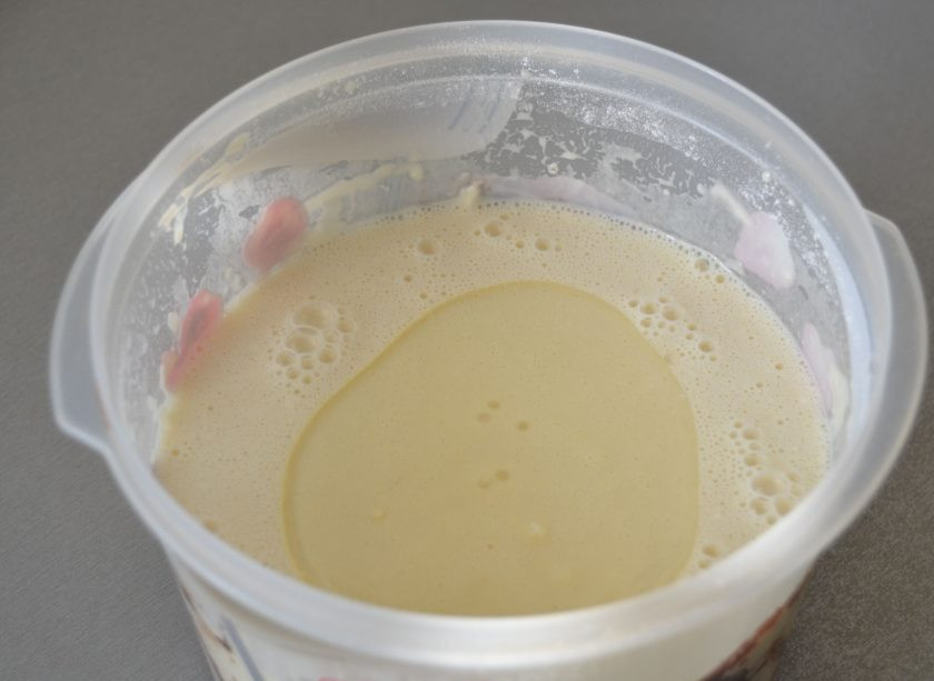 1. Этап. Сладкие начинки для блинов: Влейте в тесто 3 ст. ложки растительного масла, дайте тесту настояться 30 минут, в это время займитесь подготовкой начинок.