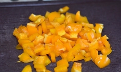 1. Этап. Говядина в кисло-сладком соусе по-китайски: У перца удаляем сердцевину с семенами. Нарезаем перец небольшими ломтиками.