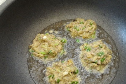 1. Этап. Биточки из баклажанов: На сковороде разогреваем растительное масло и выкладываем в него столовой ложкой приготовленную смесь. Жарим биточки с обеих сторон до золотистой корочки, затем перекладываем их на бумажное полотенце, чтобы убрать излишки масла. Подаем биточки с любым гарниром на ваш вкус, приятного всем аппетита!