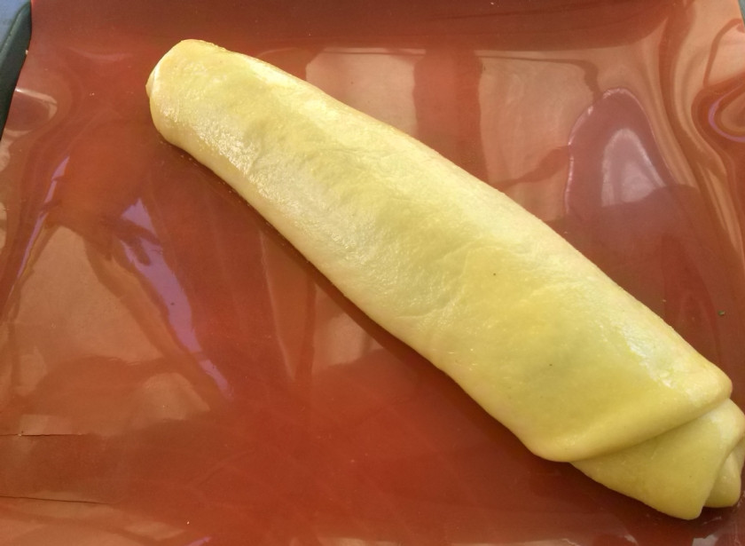 1. Этап. Рулет с маком: 11. Разогрейте духовку до 180 градусов. Смажьте верх рулета слегка взбитым желтком. Выпекайте рулет с маком в течение 30 минут.