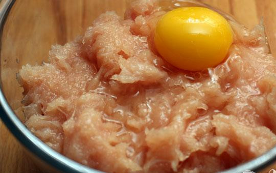 1. Этап. Куриные крокеты: 1. При помощи блендера сделаем однородный фарш из куриного филе. Затем в фарш добавляем яйцо, и все перемешиваем.