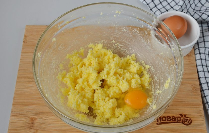 1. Этап. Пирог с клюквой и штрейзельной крошкой: Добавляйте по одному яйцу за раз, взбивая миксером очень тщательно массу.