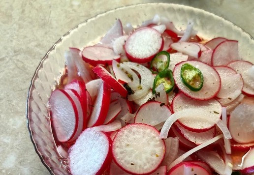 1. Этап. Маринованный редис с луком: Горячим маринадом залить редиску с луком. Маринад не покроет сразу всю редиску, сначала покажется, что маловато. Но позже редиска пустит свой сок, и всё будет хорошо.