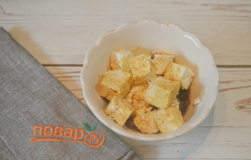 1. Этап. Салат из тофу: 3. Добавьте имбирь и кубики тофу. Оставьте мариноваться минут на 10.