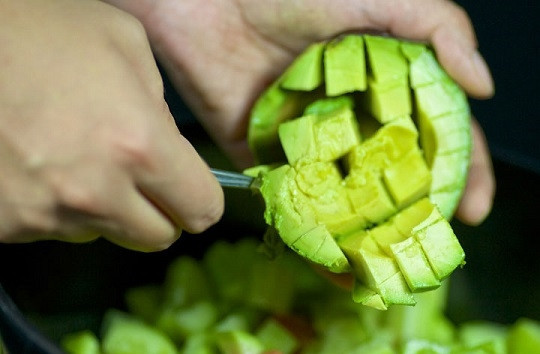 1. Этап. Овощной салат с авокадо: 4. Кубиками нарежьте авокадо.