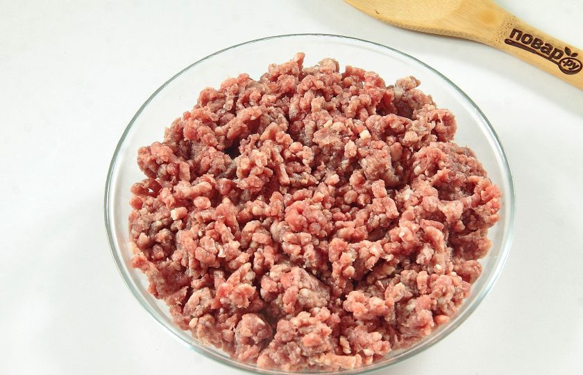 1. Этап. Зразы мясные с морковью: Мясной фарш переложите в глубокую миску.