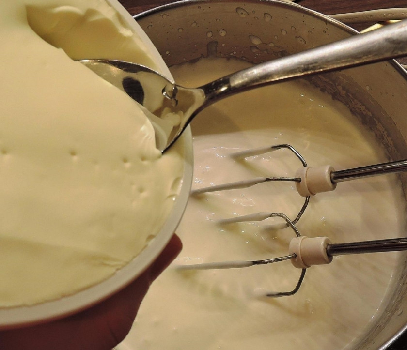 1. Этап. Чизкейк с персиками: 8. Добавляю ко взбитым сливкам маскарпоне, взбиваю все вместе еще 2-3 минуты.