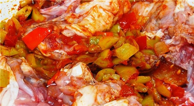 1. Этап. Чирке-паприкаш: Следом в кастрюлю отправляются кусочки курицы или цыпленка (целого цыпленка надо разделать примерно на 10 порционных кусочков). Обжариваем курицу с овощами, пока не испарится вся влага из кастрюли.