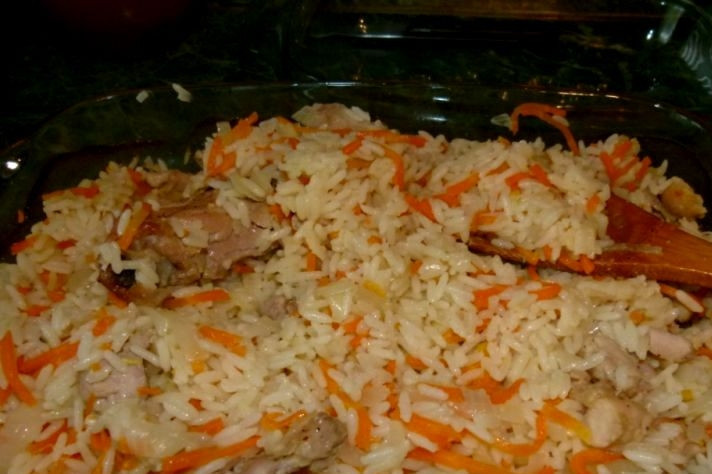 1. Этап. Плов в духовке с курицей: Когда плов будет готов, достаем его и перемешиваем. Раскладываем по тарелочкам и наслаждаемся. Приятного аппетита!