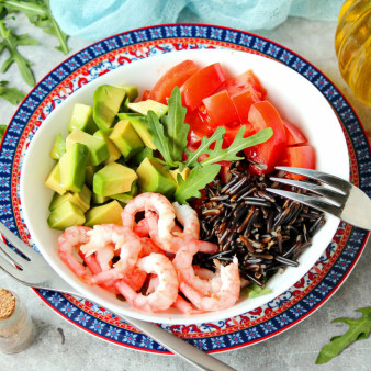 Боул с креветками, авокадо и черным рисом