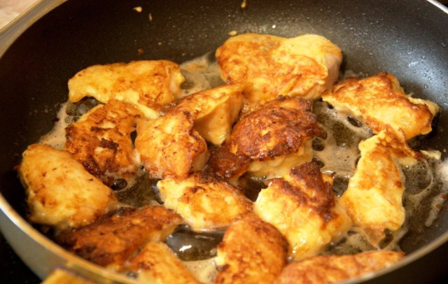 1. Этап. Куриные кусочки в яйце: Обжарьте до румяной корочки со всех сторон. На стол подавайте в горячем виде с гарниром и соусом на ваш вкус.