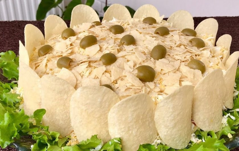 1. Этап. Сытный салат Золотой петушок: 4. Салат украсьте разрезанными маслинами. Оправьте салат на несколько часов в холодильник. Приятного аппетита!