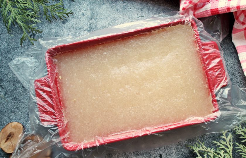 1. Этап. Мармелад из помело: Подходящую форму застелите пленкой и вылейте желейную массу. Дайте ей полностью остыть и уберите в холодильник на несколько часов для полного застывания. После этого разрежьте мармелад на квадратики, посыпьте сахаром и подавайте к столу.