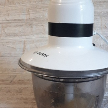 1. Этап. Ореховая заправка к салату: Все измельчить в однородную массу.