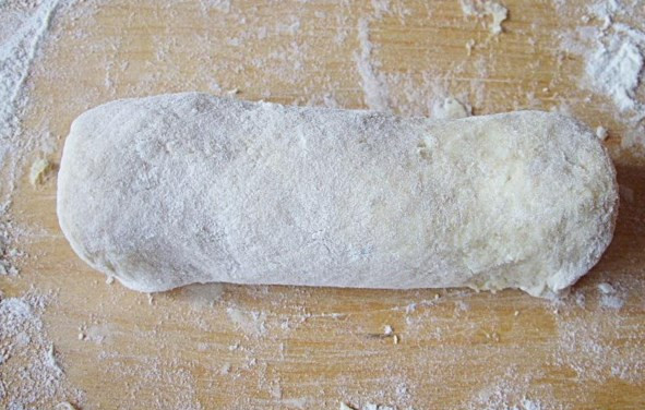 1. Этап. Крабовые палочки в тесте: Заверните тесто плотно, края тоже.