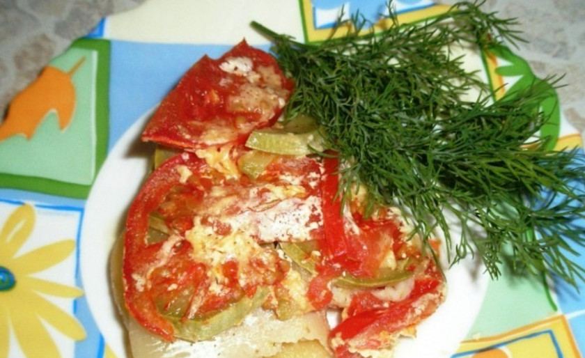 1. Этап. Пангасиус с картошкой в мультиварке: Сверху выкладываем сметану, присыпаем тертым сыром. Готовим в режиме 