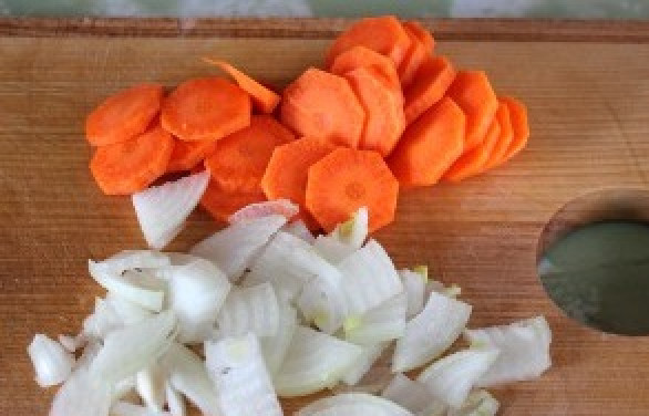 1. Этап. Суп с горохом и копченой колбасой: Морковь режем кружочками, лук режем мелко.