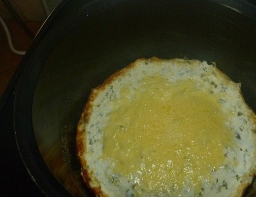 1. Этап. Творожная запеканка с зеленью: После сигнала посыпаем сверху еще тертым сыром и подержите под закрытой крышкой минут 10.