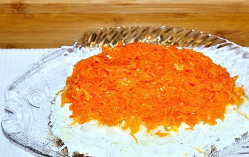 1. Этап. Салат Мимоза с маслом: 6. Следующий слой — натертая морковь.