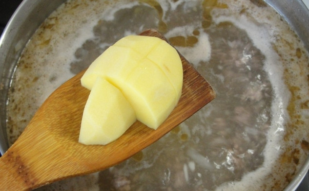 1. Этап. Быстрый супчик: 4. Когда вода закипит, уменьшим огонь и добавим картошку. Варим до готовности картофеля.