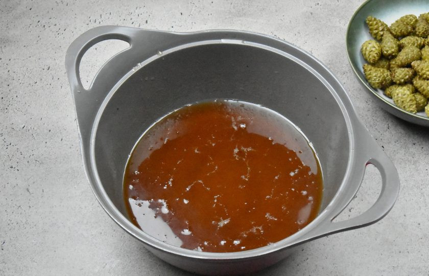 1. Этап. Сосновое варенье: Доведите сироп до кипения и варите 10 минут, пока он не начнет загустевать.