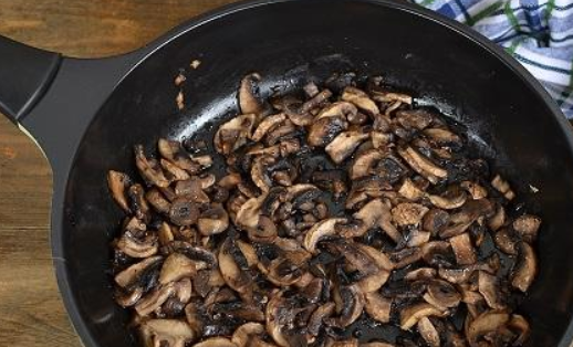 1. Этап. Фасолевый салат с курицей: Обжариваем грибы на растительном масле до готовности.