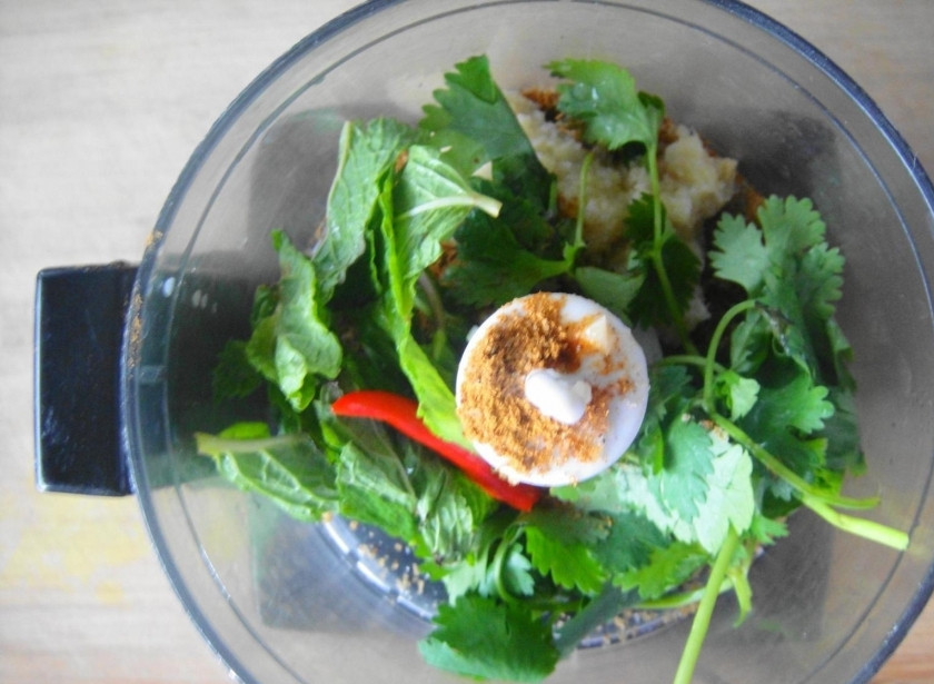 1. Этап. Стейки из баранины острые: Измельчите в блендере имбирь, листья мяты и кинзы и перец чили, добавьте давленный чеснок и хорошо перемешайте всё.