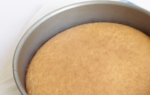 1. Этап. Торт Кучерявый панчо: 1. Яйца взбиваем в миксере с сахаром, пока масса не увеличится в объеме. Дальше вводим в эту смесь сгущенку и сметану. В сметане предварительно гасим разрыхлитель. Сюда же - муку. Делим тесто на две части. Из первой выпекаем бисквит сразу.