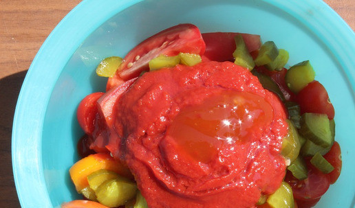 1. Этап. Салат-закуска Под шашлычок: Добавить пассату, сладкий чили и оливковое масло.