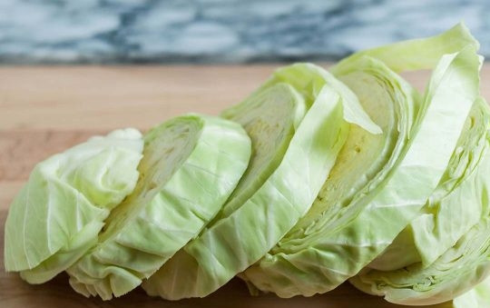 1. Этап. Запеченная капуста с гремолатой: 1. Капусту вымойте, обсушите, при необходимости удалите верхние листы. Нарежьте вот такими средними кружочками.