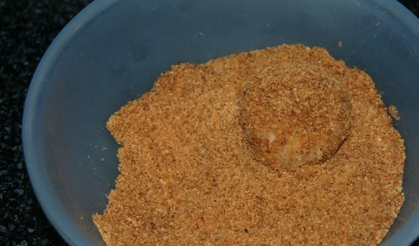 1. Этап. Котлеты из трески в духовке: Формируем котлеты, обваливаем их в сухарях.