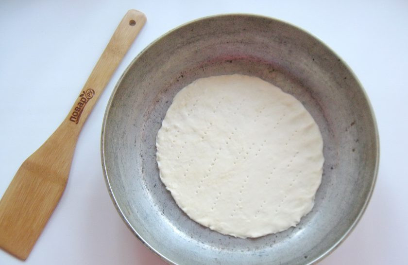 1. Этап. Торт закусочный Грибная фантазия: После каждый шарик раскатайте в круг и выложите в сковороду. Обязательно наколите вилкой перед выпечкой, чтобы он в духовке не вздулся.