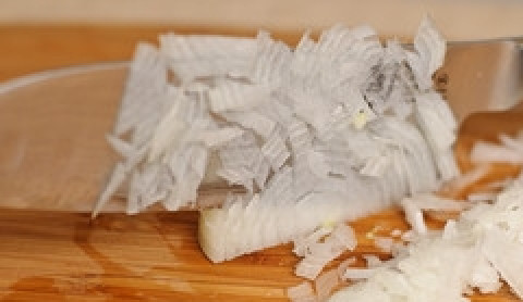 1. Этап. Мясной пирог с картофелем: Теперь начинка. Нашинкуйте лук,