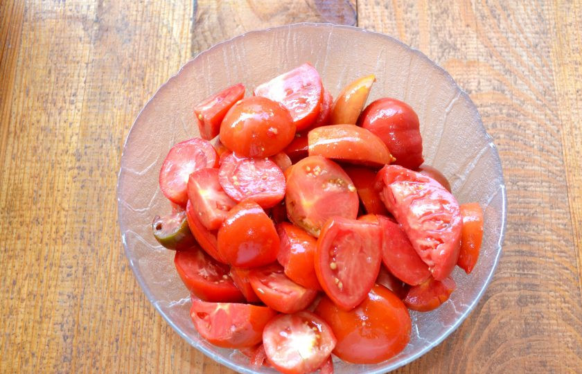 1. Этап. Бабушкина аджика: Помидоры нарежьте четвертинками.