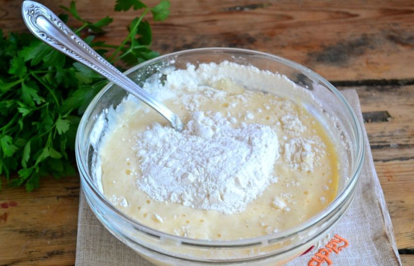 1. Этап. Беляши с мясом: Всыпьте муку. В ингредиентах указано приблизительное количество муки, ее может понадобиться больше или меньше, зависит от густоты кефира и размера яйца.