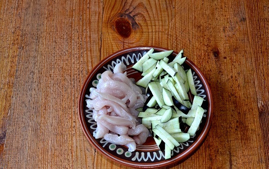 1. Этап. Курица по-китайски с баклажанами: Нарежьте филе и баклажаны тонкими полосками. В сковороде разогрейте растительное масло и обжарьте на сильном огне курицу 4-5 минут, помешивая.