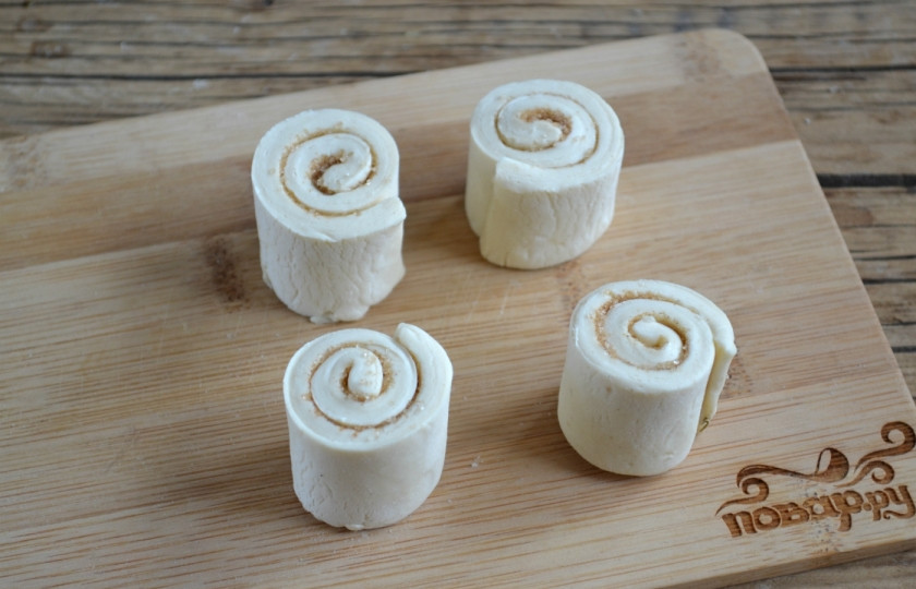 1. Этап. Булочки с корицей из слоеного теста: Закрутите полоски в рулетики.