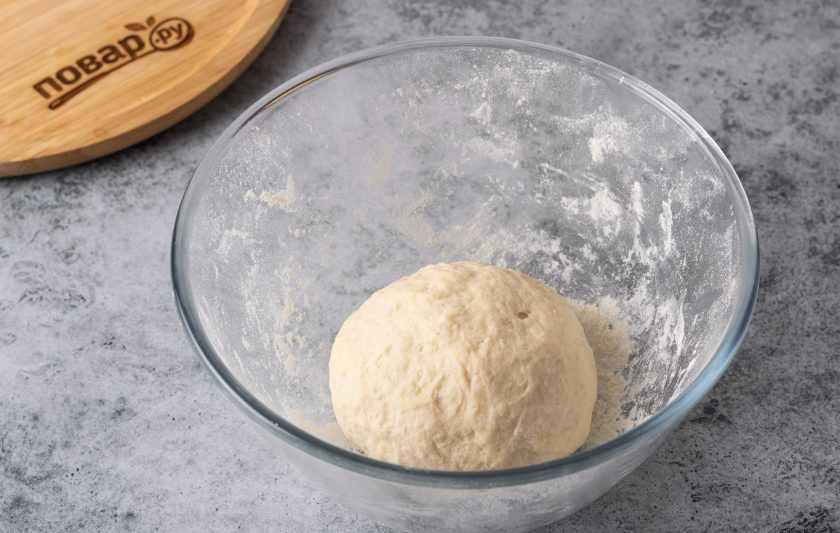 1. Этап. Равиоли с тыквой и рикоттой: Вымесите тесто. Оно должно получится гладким, эластичным и не липнуть к рукам. Скатайте тесто в шар, заверните в пленку и отложите.