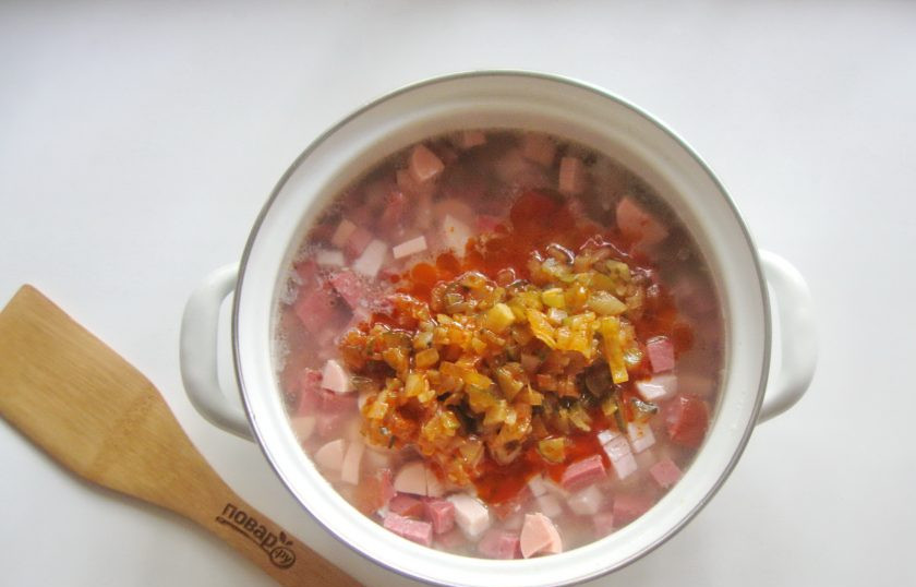 1. Этап. Солянка Ростовская: Добавьте лук с огурцом и томатной пастой.