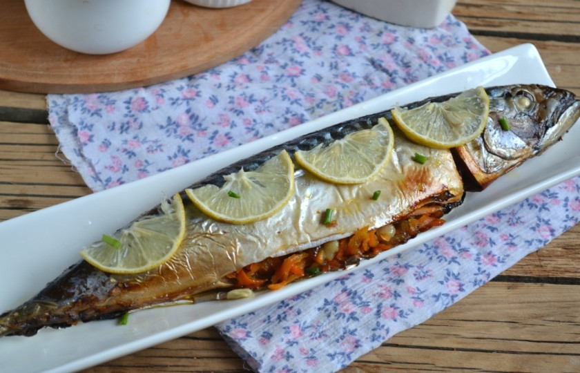 1. Этап. Запеченная скумбрия в фольге с морковью: 7. Запеченная скумбрия в духовке с морковью готова, подавайте ее, украсив дольками лимона и веточкой петрушки.