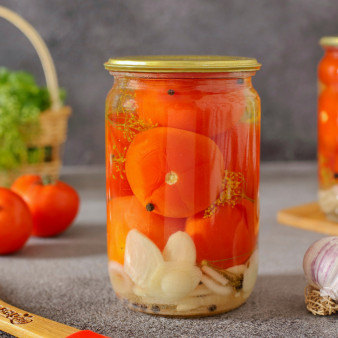 Маринованные помидоры с луком и чесноком на зиму